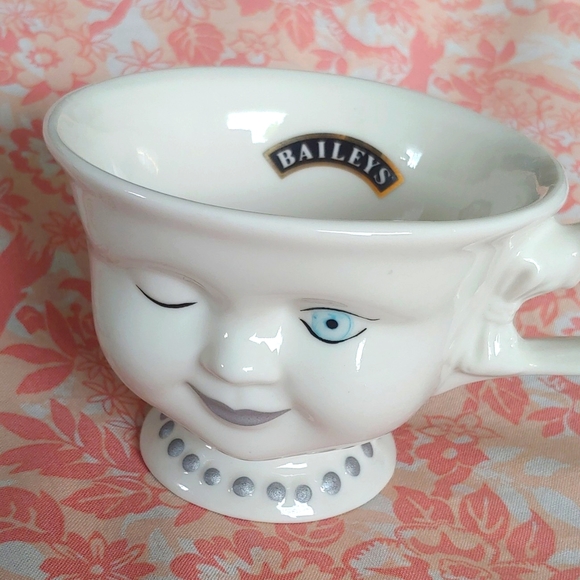 🍀Limited Edition Baileys Irish Winking Lady Ceramic Cup signed by Helen Hunt - Picture 5 of 12